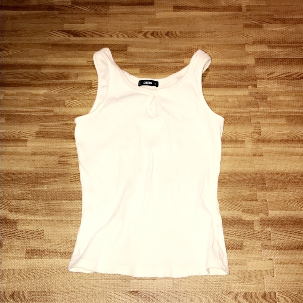Tank top with a cute front design 😍
